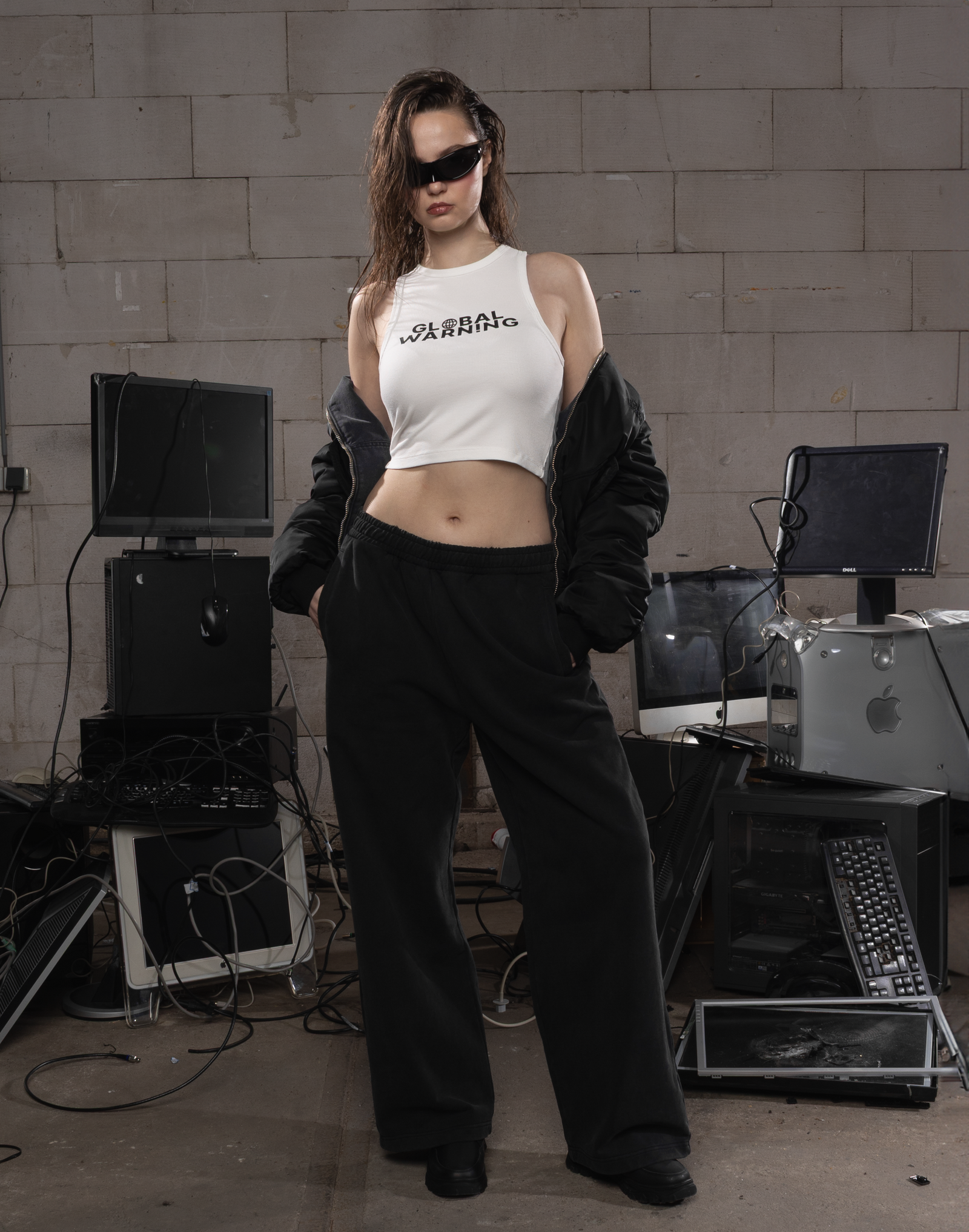 Basic Logo Crop Tanktop in Black