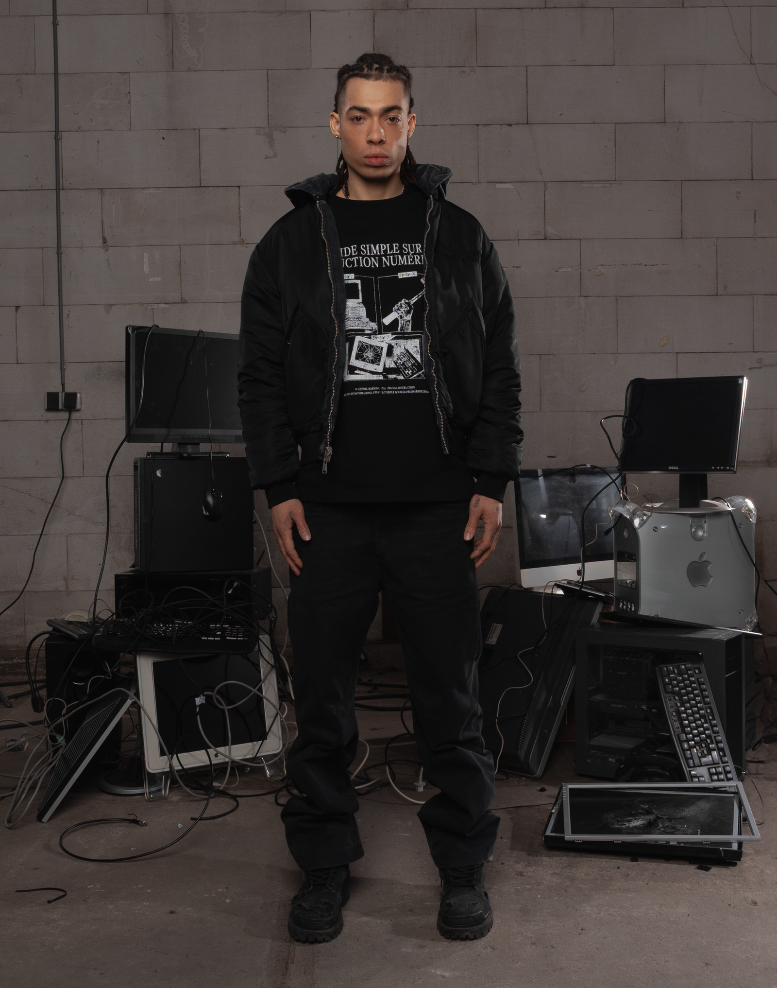GUIDE SIMPLE BLACK T-SHIRT
